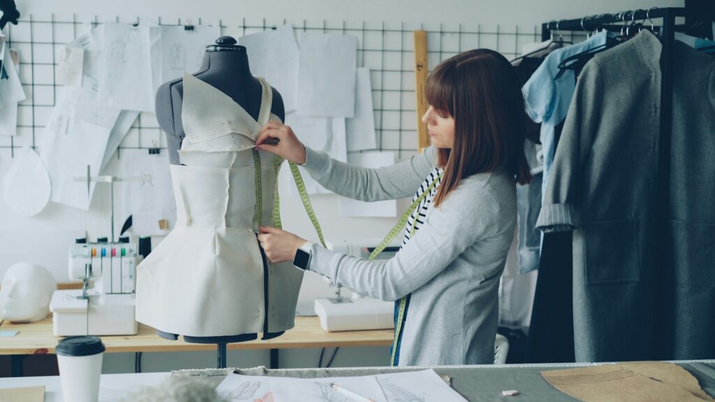 Ảnh minh hoạ công đoạn đo trang phục trên mannequin, không phải ảnh chụp tại cơ sở Thời Trang Thuỷ.