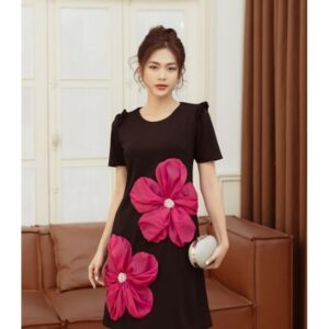 Đầm suông tay ngắn thân đính 2 bông sen lớn - 2699 — ảnh 1 Đầm suông tay ngắn thân đính 2 bông sen lớn - 2699, ảnh 1