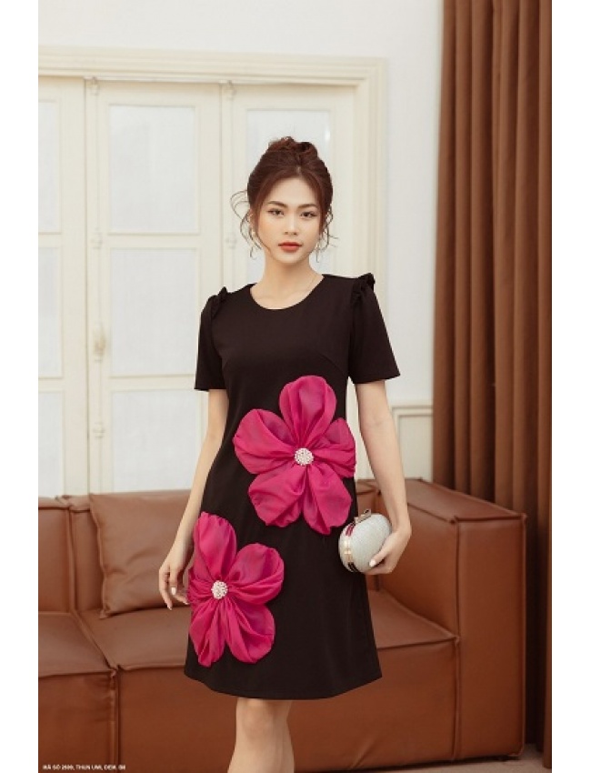 Đầm suông tay ngắn thân đính 2 bông sen lớn - 2699