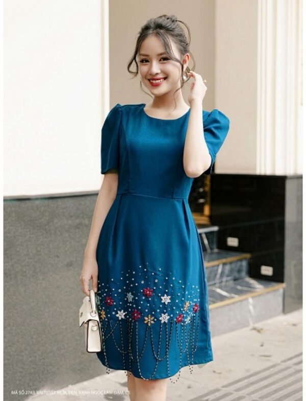 Đầm suông tay ngắn cổ thuyền kết hạt và hoa sang trọng - 2743 — ảnh 1 Đầm suông tay ngắn cổ thuyền kết hạt và hoa sang trọng - 2743, ảnh 1
